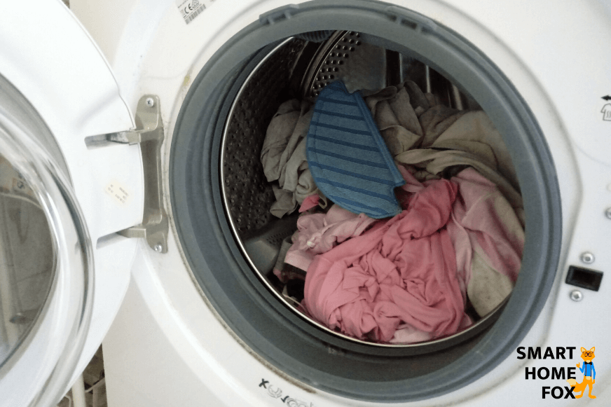 Cleaning the dirty mop of a suction-mop robot in the washing machine